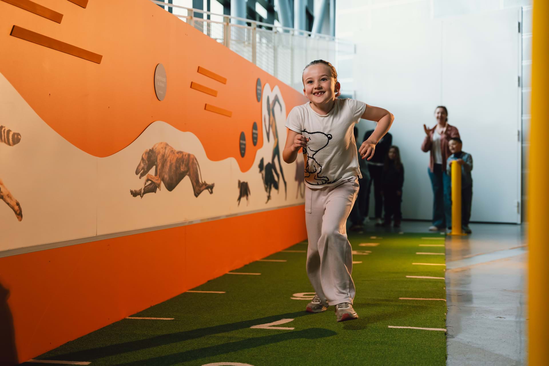 Jente løper på løpebanen. Supersptinten.