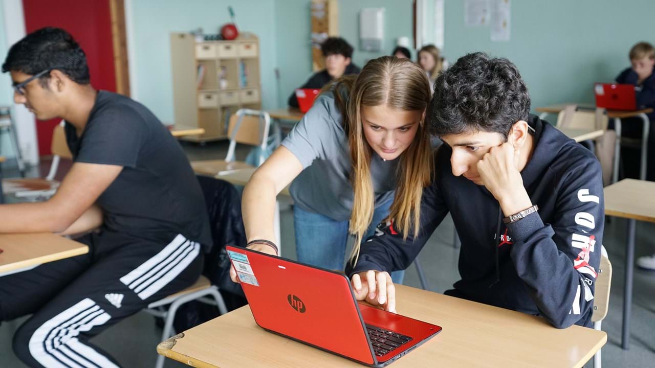 To ungdommer programmerer