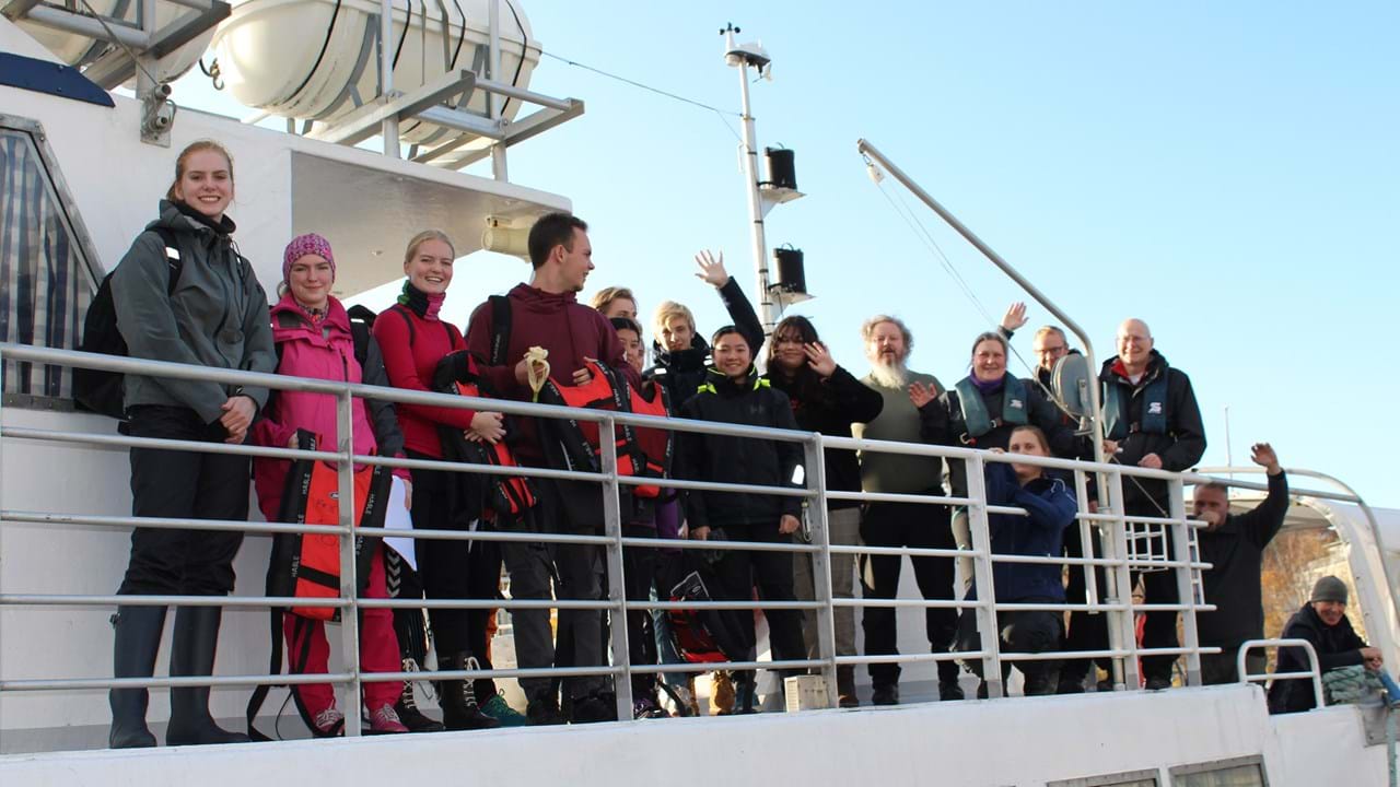 Elever på marinebiologisk tokt med MS Ny Vigra III