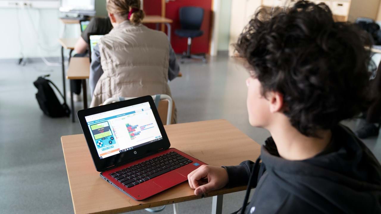 Gutt som følger skoleprogrammet Kodekraft